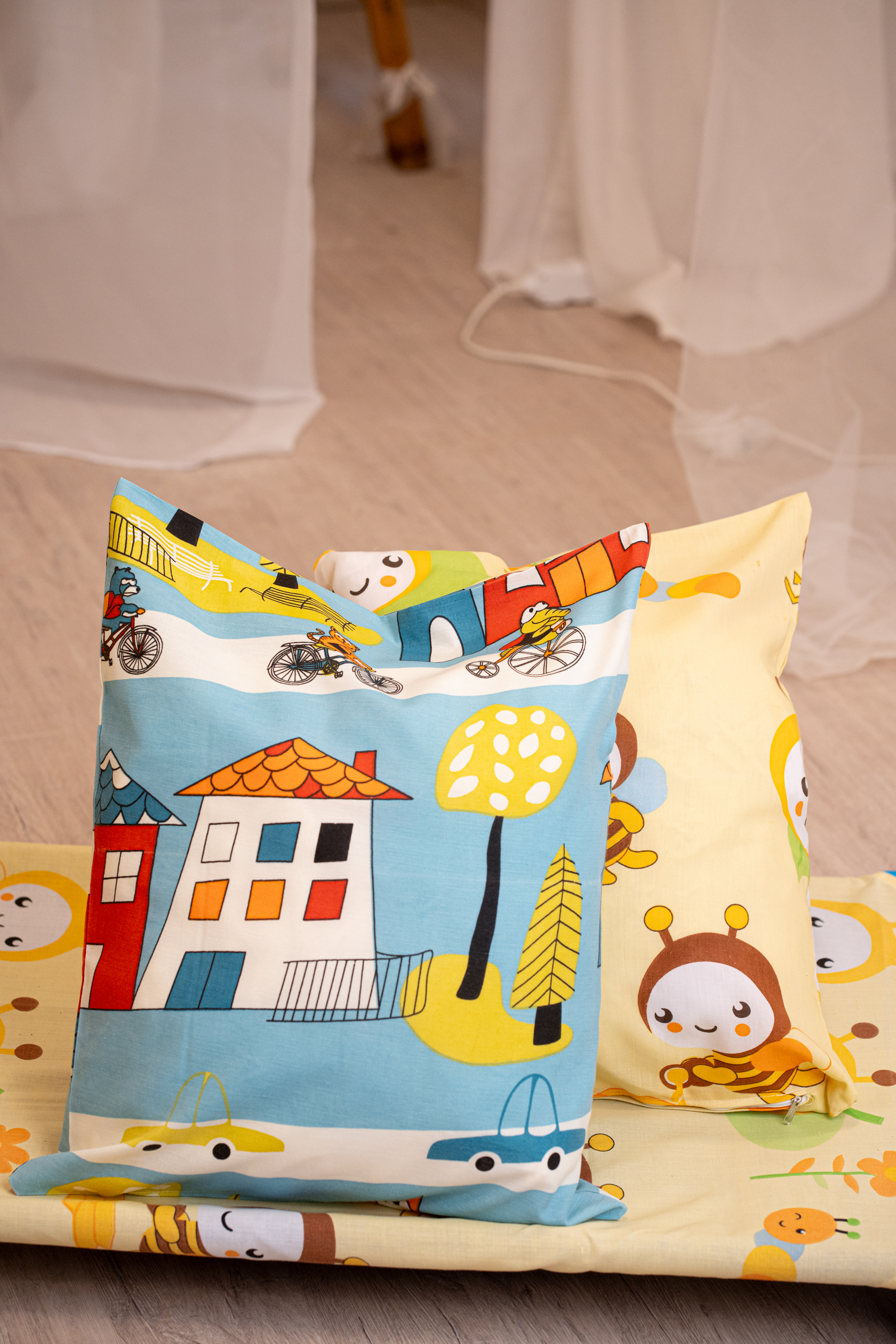 Óvodai steppelt lepedő - Városos - kék, sarokgumis